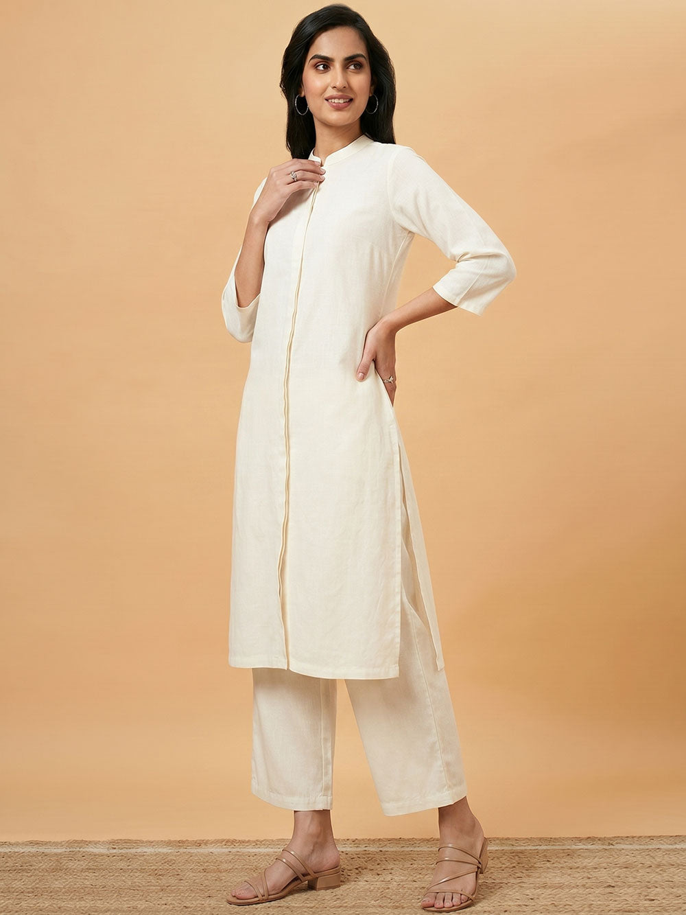 Off-white mandarin-collar long shirt and straight pants, two-piece suit